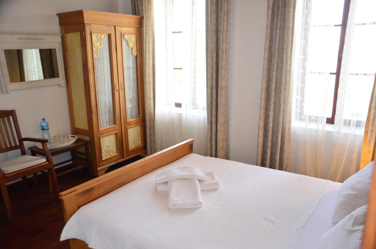 Aliye Hanim Hotel ไอวาลิค ภายนอก รูปภาพ