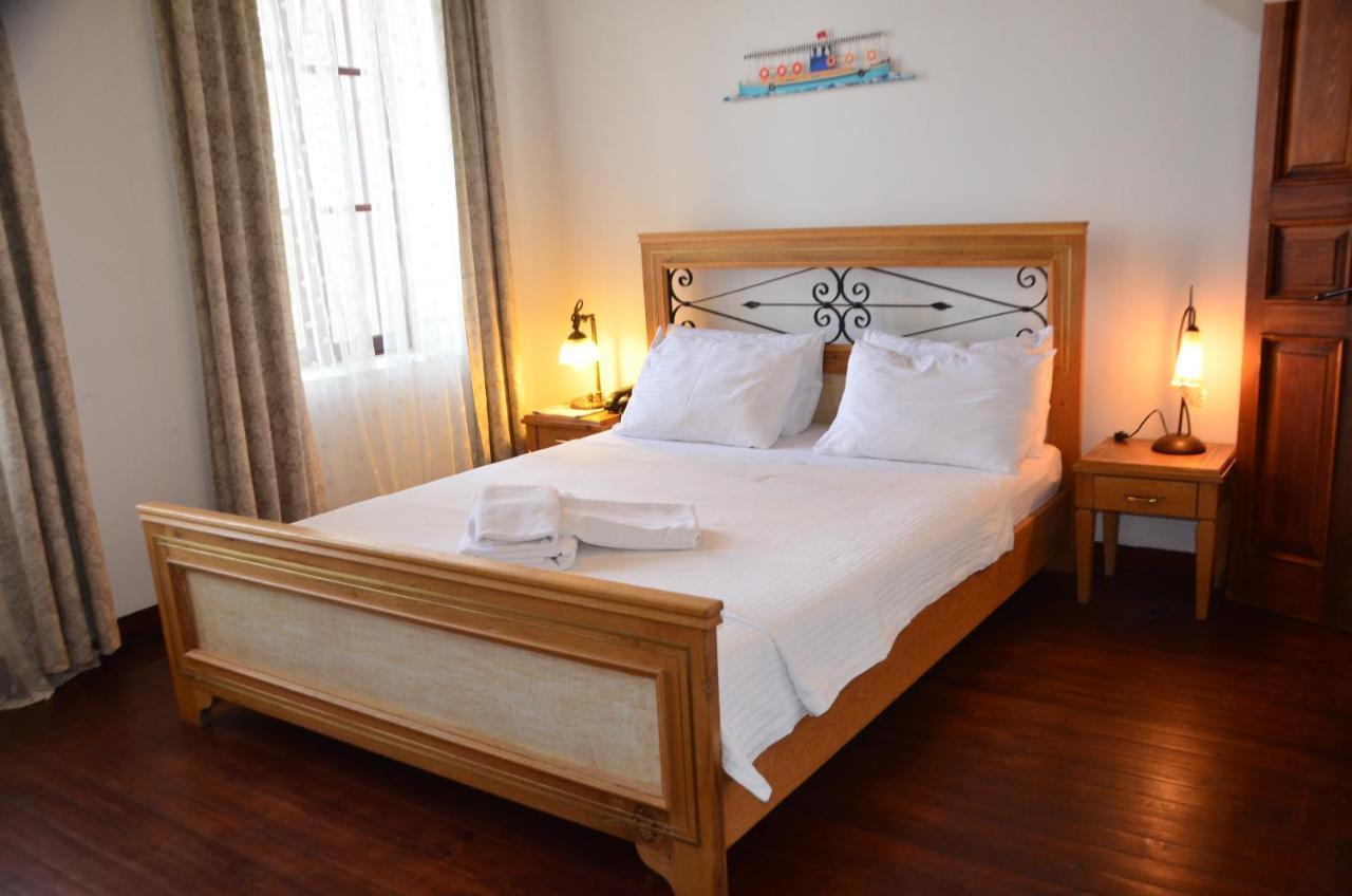 Aliye Hanim Hotel ไอวาลิค ภายนอก รูปภาพ