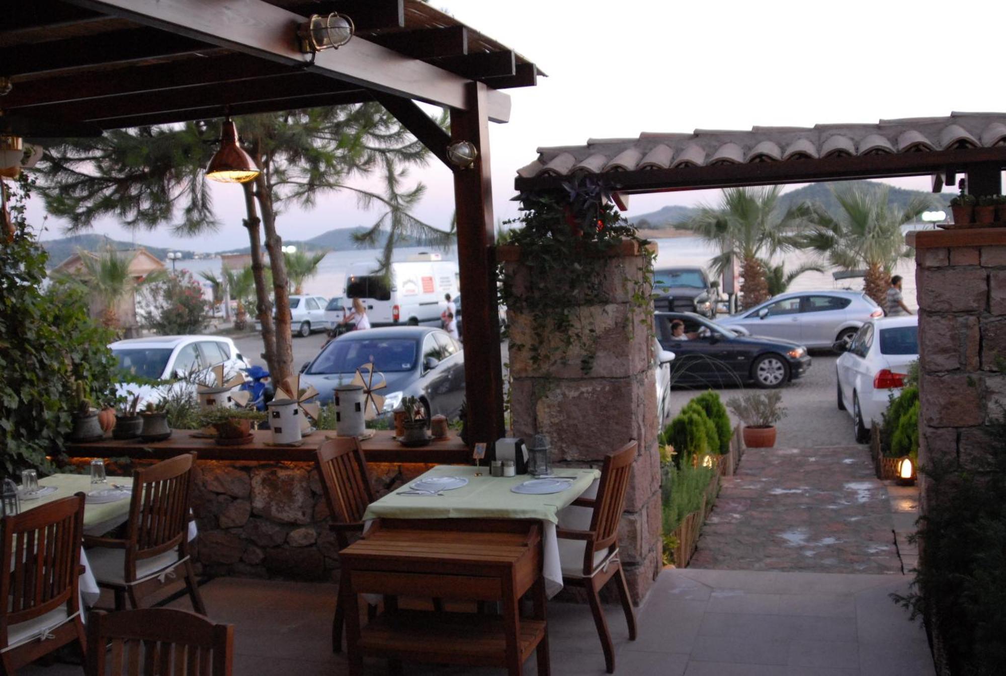 Aliye Hanim Hotel ไอวาลิค ภายนอก รูปภาพ
