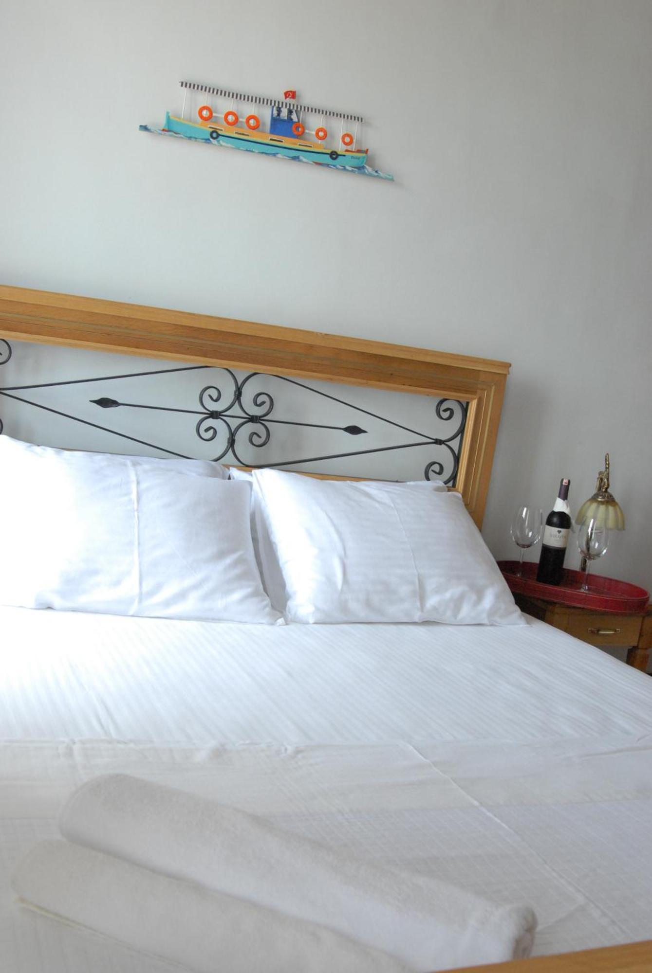 Aliye Hanim Hotel ไอวาลิค ภายนอก รูปภาพ