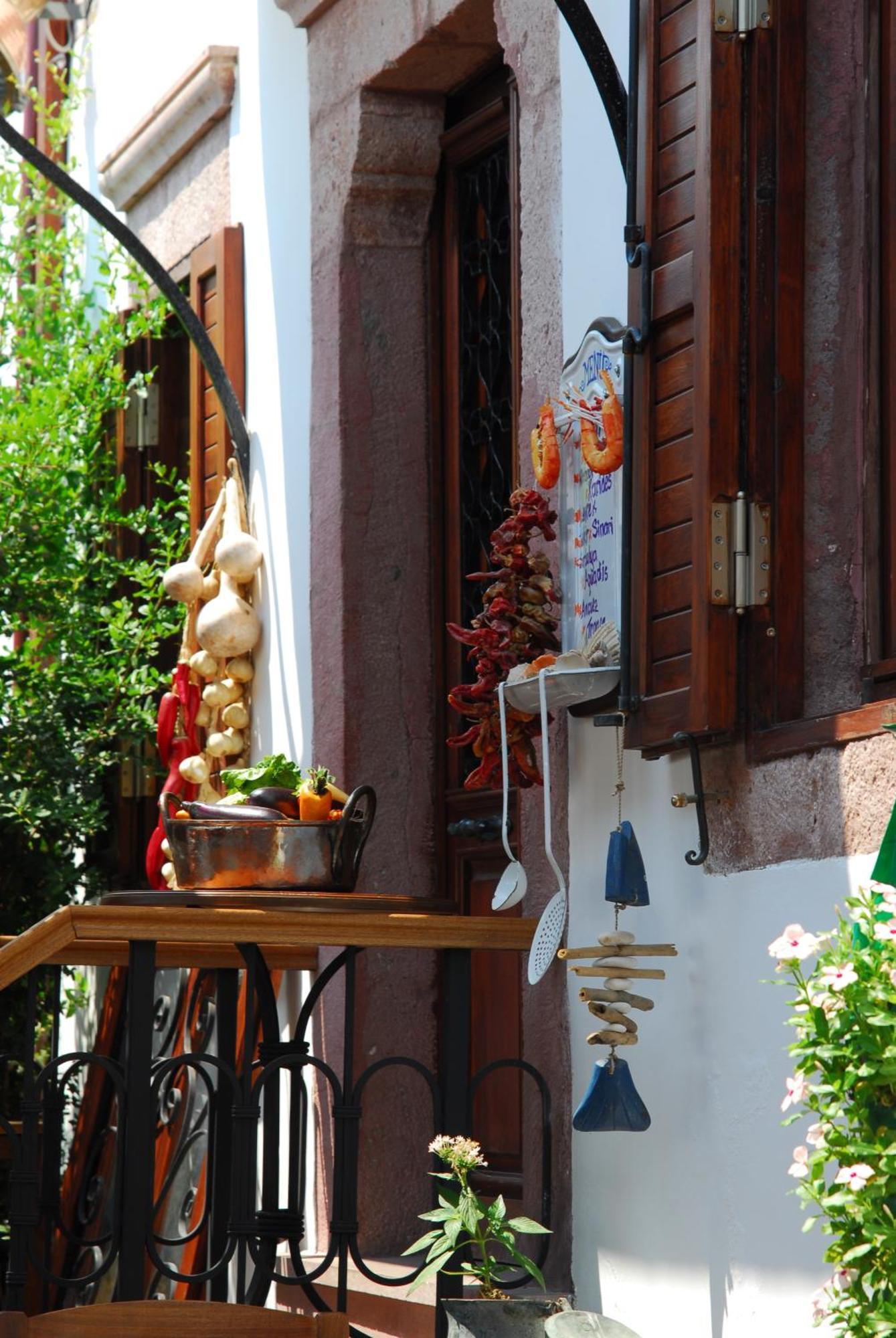 Aliye Hanim Hotel ไอวาลิค ภายนอก รูปภาพ