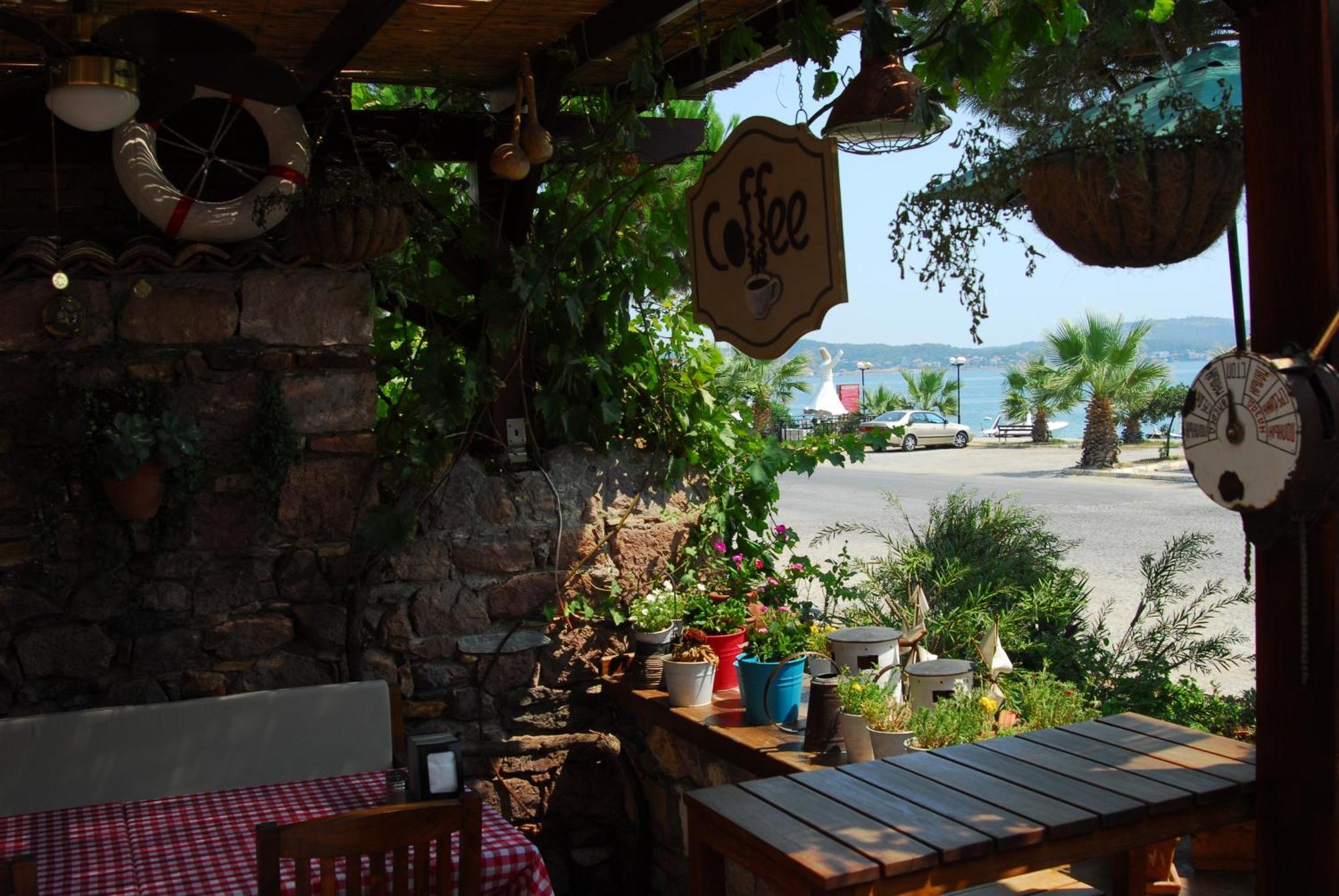 Aliye Hanim Hotel ไอวาลิค ภายนอก รูปภาพ